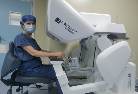 从“进口依赖”到“国产引领”！！！韩丽萍教授团队成功开展免气腹国产机器人辅助腹腔镜子宫内膜癌全面分期手术