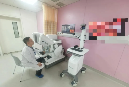 “隔空操刀”，，，新华医院泌尿外科双院区远程机器人手术，，，，探索同质化医疗新模式