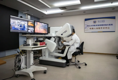 无缝衔接跨万里！！！！梁霄团队以美泰数字®机器人一日连台，，，攻克两地复杂肝手术